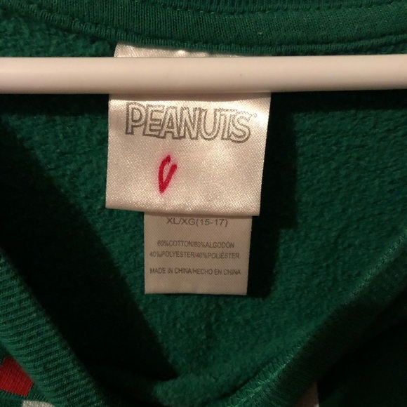 ⭐️ Peanuts Christmas Pull Over - Picture 3 of 5